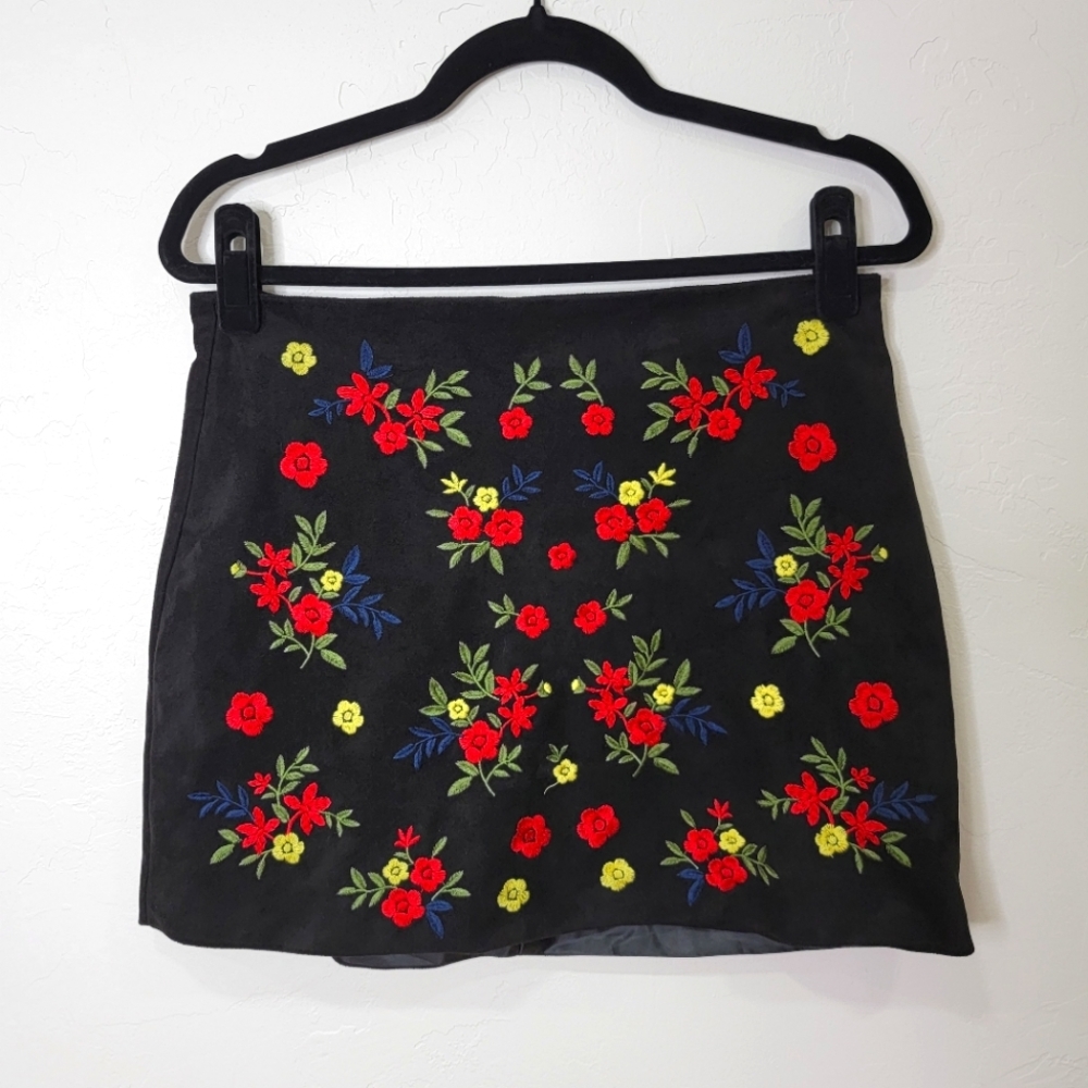 Forever 21 Floral Embroidered Black Moleskin Mini Skirt - Picture 1 of 6
